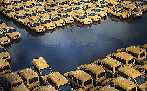 Tempestade atinge pátio com novos táxis na cidade Hoboken (Nova Jersey
