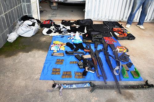 Operação conjunta prende seis com fuzis, dinamite e carros roubados