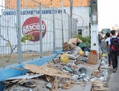 Calçada tomada por entulhos coloca pedestres em risco no Jacintinho