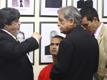 Goleiro Bruno conversa com advogados antes do início do terceiro dia de júri