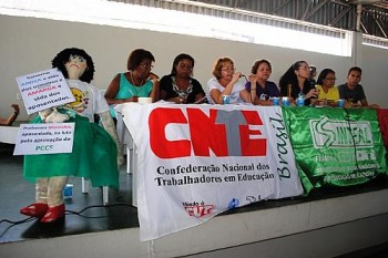 Servidores da Educação se reúnem em assembleia no Fênix Alagoano