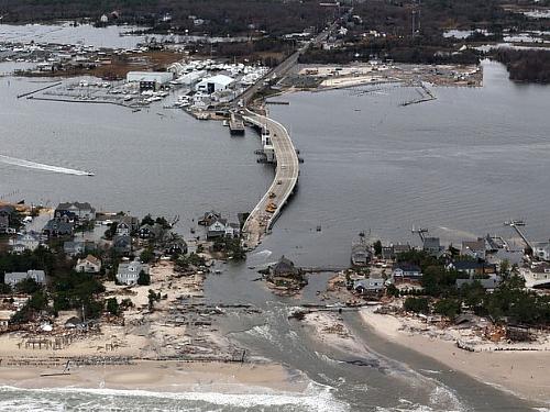 31 de outubro - Vista aérea dos estragos da supertempestade Sandy em Mantoloking, Nova Jersey