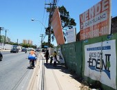 Pedestres são ameaçados por letreiro em obra abandonada