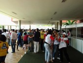 Votação atrasa e clima é tumultuado no Centro de Convenções