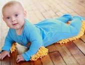 Com 'Baby Mop', bebê ajuda a limpar e encerar o chão