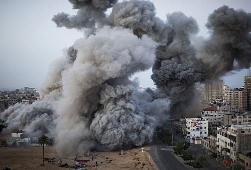 Fumaça sobre após ataque das forças de Israel na cidade de Gaza neste domingo (18)