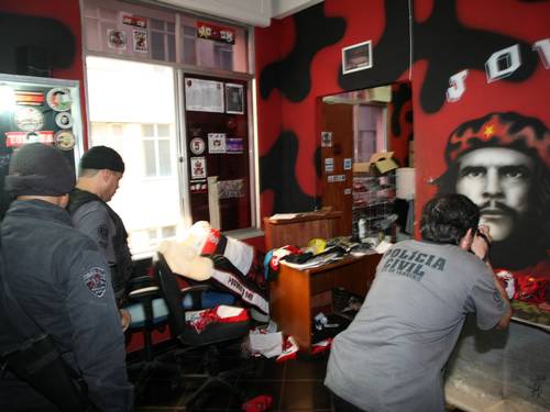 Polícia revista a casa de presidente da Torcida Jovem do Flamengo, em Quintino
