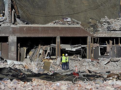 Fiscais vistoriam prédio que foi destruído após explosão de gás nos EUA