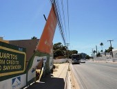 Pedestres são ameaçados por letreiro em obra abandonada