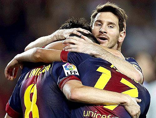 Messi comemora gol do Barcelona contra o Celta com Pedro e Iniesta