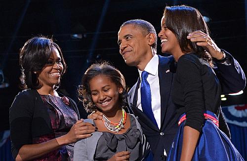 Obama conversa com sua família no discurso da vitória