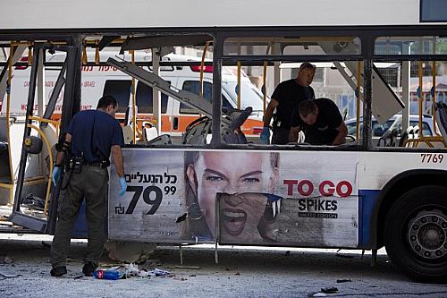 Policiais analisam o ônibus atingido por explosão nesta quarta-feira (21) na região central da cidade israelense de Tel Aviv