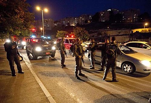 Policiais israelenses procuram por foguete que teria caído na região de Jerusalém nesta sexta-feira (16)