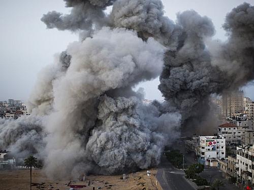 Fumaça sobe após ataque das forças de Israel na cidade de Gaza neste domingo (18)