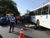 Motociclista colide em ônibus e morre 'atropelado' por carreta
