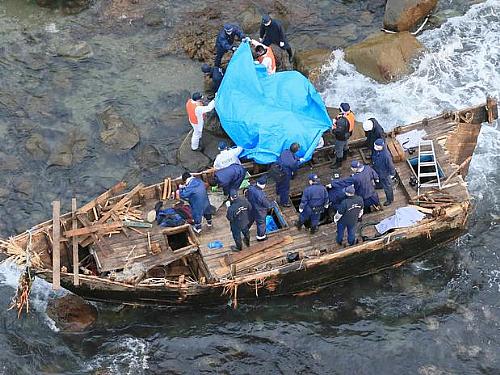 Policiais investigam barco de madeira encontrado na ilha japonesa de Sado