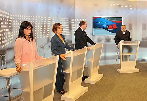 Rachel Cabuìs e demais candidatos a postos para o iniìcio do debate