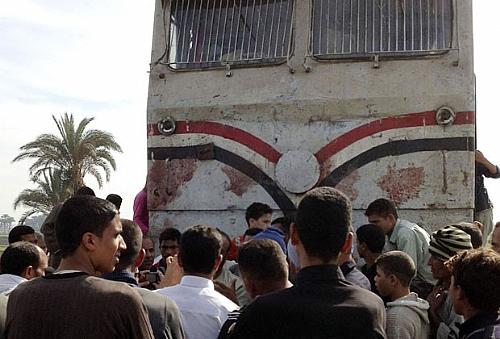 Multidão cerca trem que se envolveu em acidente com ônibus no Egito. Mais de 40 crianças morreram