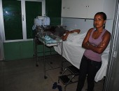 Pacientes são atendidas no chão dos corredores da maternidade.