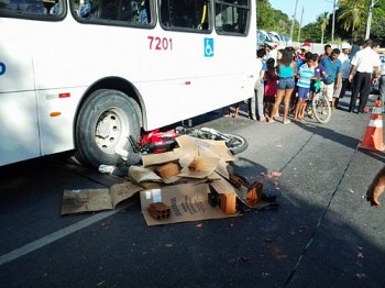 Motociclista colide em ônibus e morre 'atropelado' por carreta