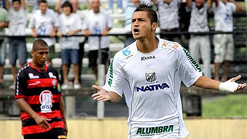 Diego Macedo comemora gol do Bragantino contra o Vitória