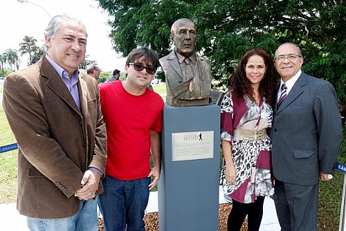 Sabino, professor Abel, Márcia Marcolina e o deputado Eliseu Padilha na inauguração do busto de Ulysses Guimarães