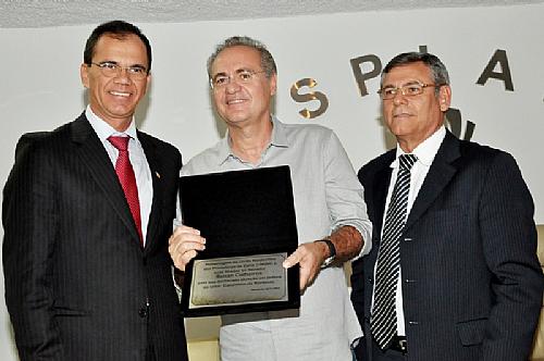 Presidentes da Unida, Alexandre Lima e da Asplana, Lourenço Lopes, com o senador Renan (c)