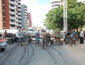 Protesto de carroceiros interdita rua no Stella Maris