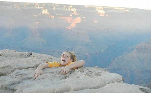 Foto foi tirada para assustar a mãe da jovem, que viajou ao Grand Canyon