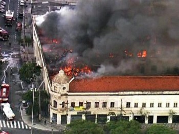 Incêndio atinge edificação no Centro de SP