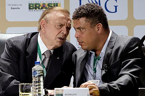 Marin (esq.) conversa com Ronaldo durante evento no Rio de Janeiro