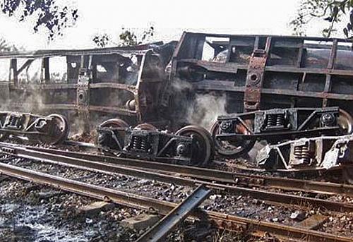 Foto divulgada pelo Ministério da Informação de Mianmar neste sábado (10) mostra vagões do trem que foram queimados
