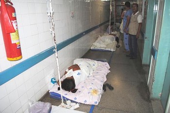Pacientes são atendidas no chão dos corredores da maternidade.