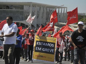 Mesmo com altos salários, servidores federais fizeram greve em 2012