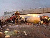 Equipes trabalham no local de um acidente aéreo no aeroporto de Vnukovo, em Moscou. Um avião saiu da pista, pegou fogo e se dividiu em três partes, deixando mortos e feridos.