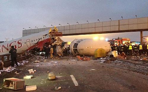 Equipes trabalham no local de um acidente aéreo no aeroporto de Vnukovo, em Moscou. Um avião saiu da pista, pegou fogo e se dividiu em três partes, deixando mortos e feridos.