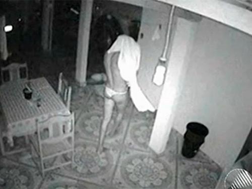 Em junho, homem foi flagrado por câmera dentro de uma casa na BA