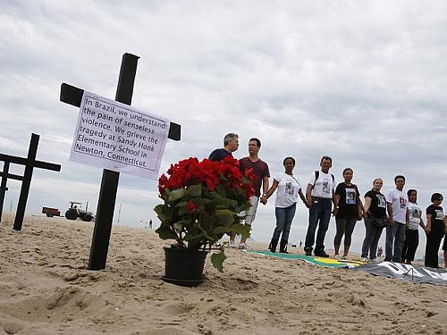 Cruzes foram plantadas na praia de Copacabana pela ONG Rio de Paz em memória das vítimas do tiroteio na escola dos EUA