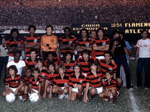 Manguito é o quarto, da esquerda para a direita, na formação do time campeão brasileiro em 1980