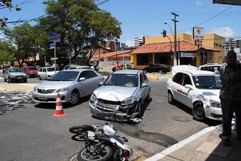 Colisão atrapalha o trânsito na Avenida Amélia Rosa e adjacências