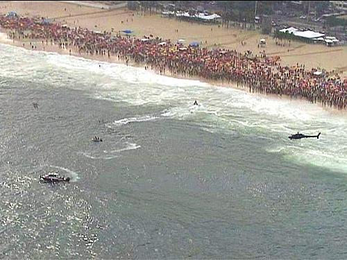 Equipes de socorro do Corpo de Bombeiros fazem as buscas ao helicóptero na Praia de Copacabana, neste sábado (29)