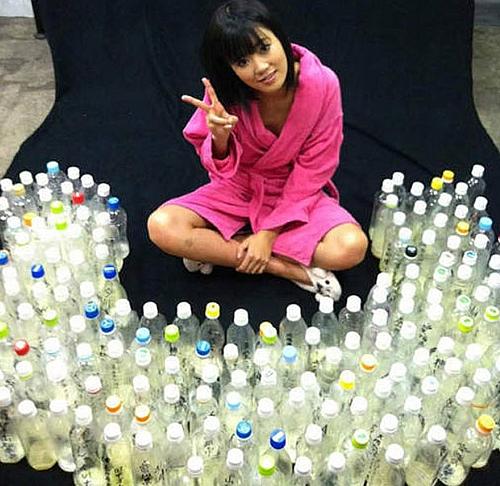 Uta Kohaku com as garrafas de sêmen enviadas por fãs