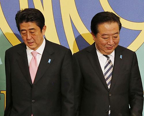 O premiê do Japão, Yoshihiko Noda (à direita) e o ex-premiê e opositor, Shinzo Abe, participam de debate em Tóquio em 30 de novembro