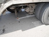 Roda de caminhão solta e por pouco não causa acidente