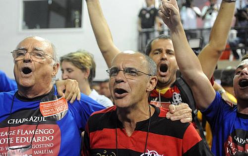 Eduardo Bandeira de Mello (centro) festeja a vitória na eleição