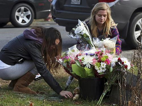 Com flores e um urso de pelúcia, americanas choram por vítimas de massacre em escola primária