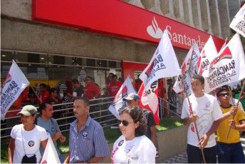 Desde o início da manhã, diretores do Sindicato dos Bancários ocupam a frente das unidades, exigindo que a empresa abra negociações e proceda a reintegração dos demitidos.
