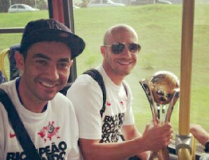 Chicão e Alessandro com a taça do Mundial de Clubes