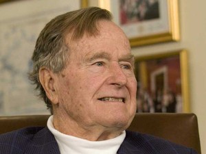 Ex-presidente George H.W. Bush sorri em Houston, EUA, em foto de março de 2012