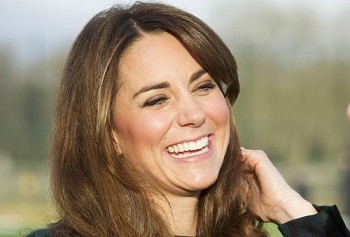 Kate Middleton, a duquesa de Cambridge, sorri durante evento na última sexta-feira (30) em uma escola britânica